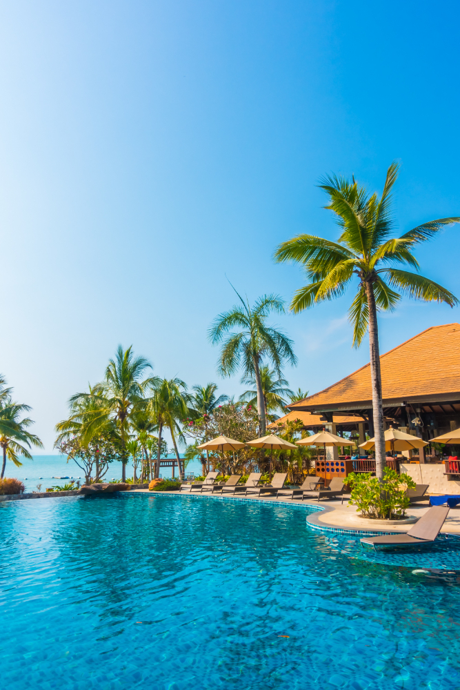 Piscine de resort avec palmiers